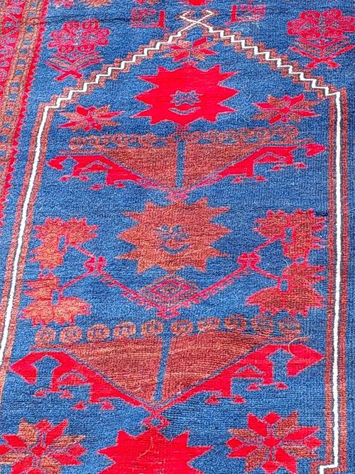A BEAUTIFUL RED AND BLUE PERSIAN RUG