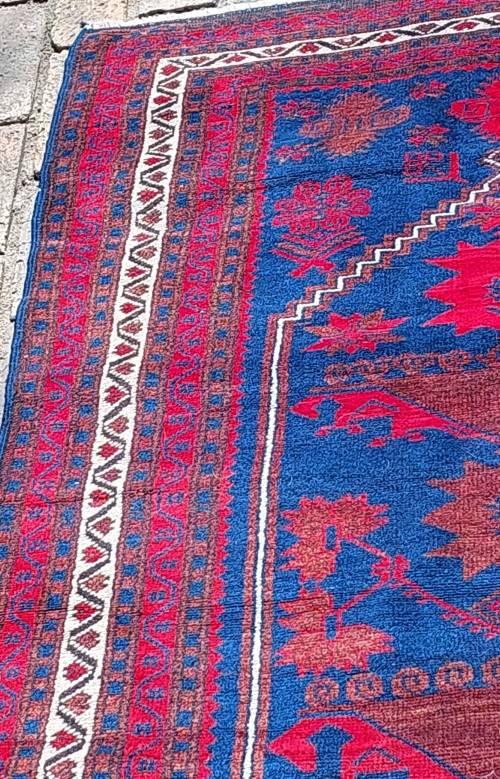 A BEAUTIFUL RED AND BLUE PERSIAN RUG