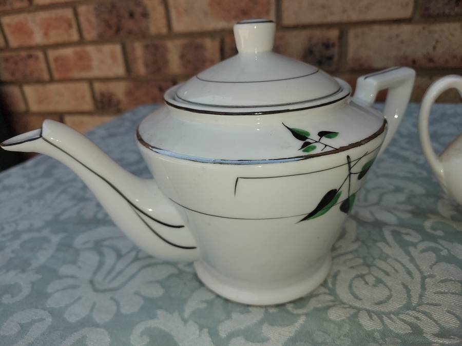 A VINTAGE AND ANTIQUE PORCELAIN JOBLOT