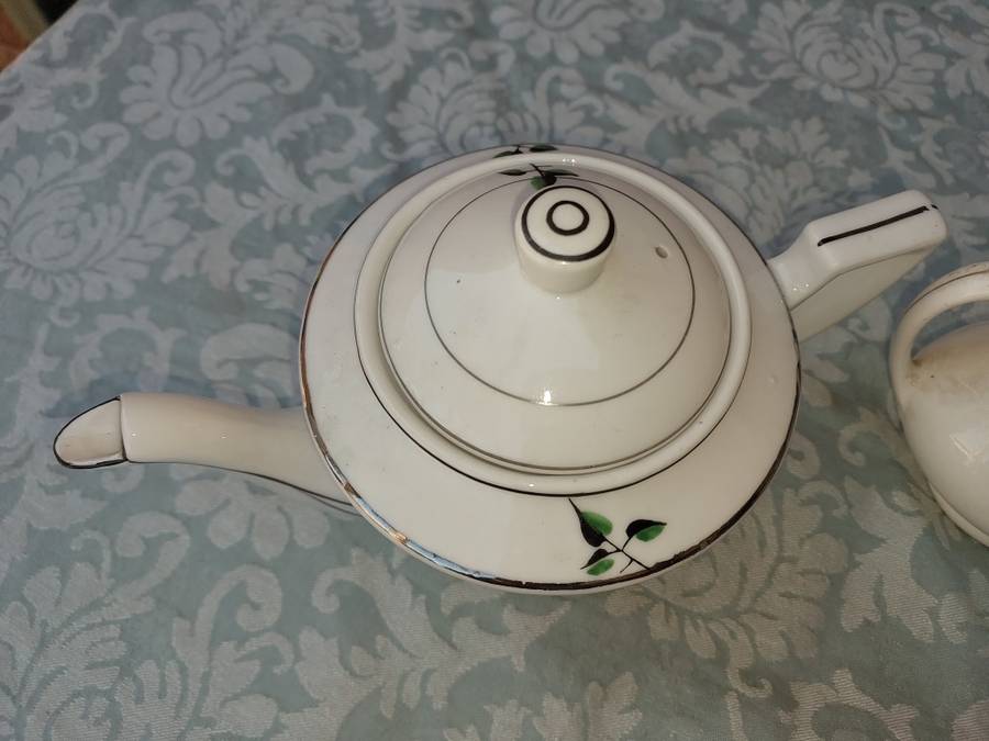 A VINTAGE AND ANTIQUE PORCELAIN JOBLOT