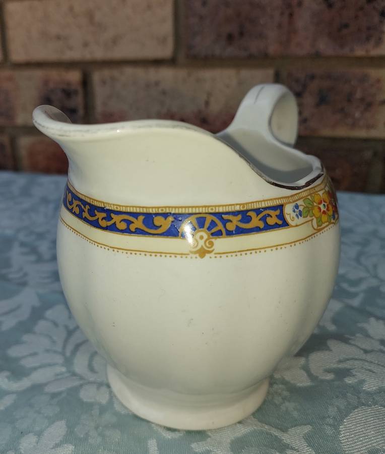 A VINTAGE AND ANTIQUE PORCELAIN JOBLOT