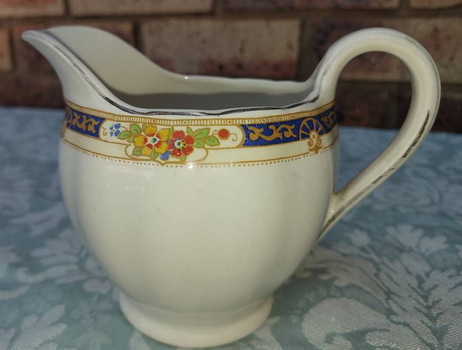 A VINTAGE AND ANTIQUE PORCELAIN JOBLOT