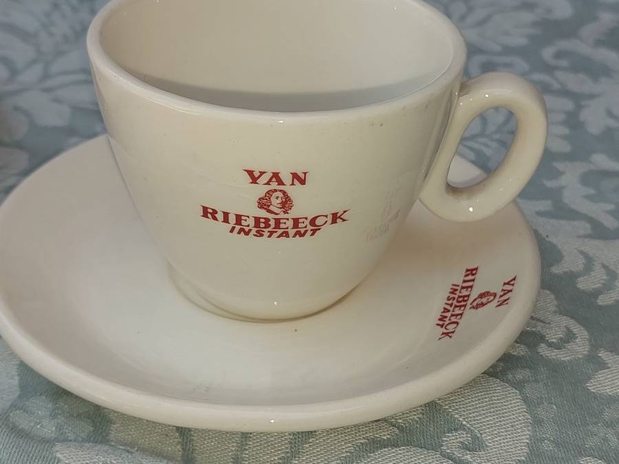 A VINTAGE AND ANTIQUE PORCELAIN JOBLOT