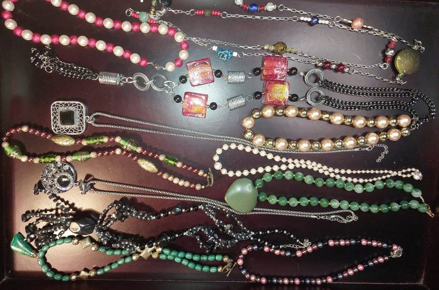 A BULK JOBLOT FASHION  COSTUME NECKLACES SOLD AS IS