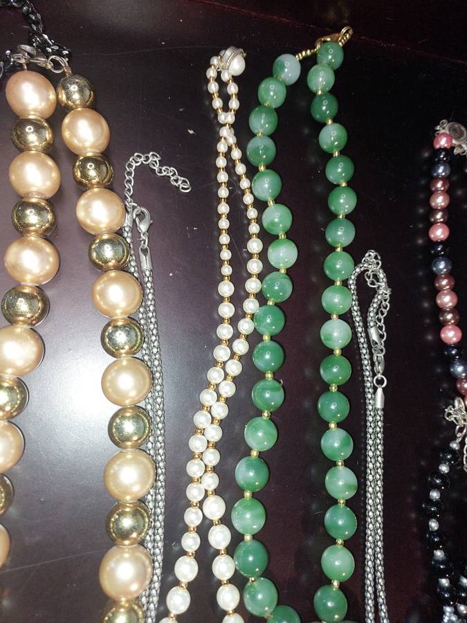 A BULK JOBLOT FASHION  COSTUME NECKLACES SOLD AS IS