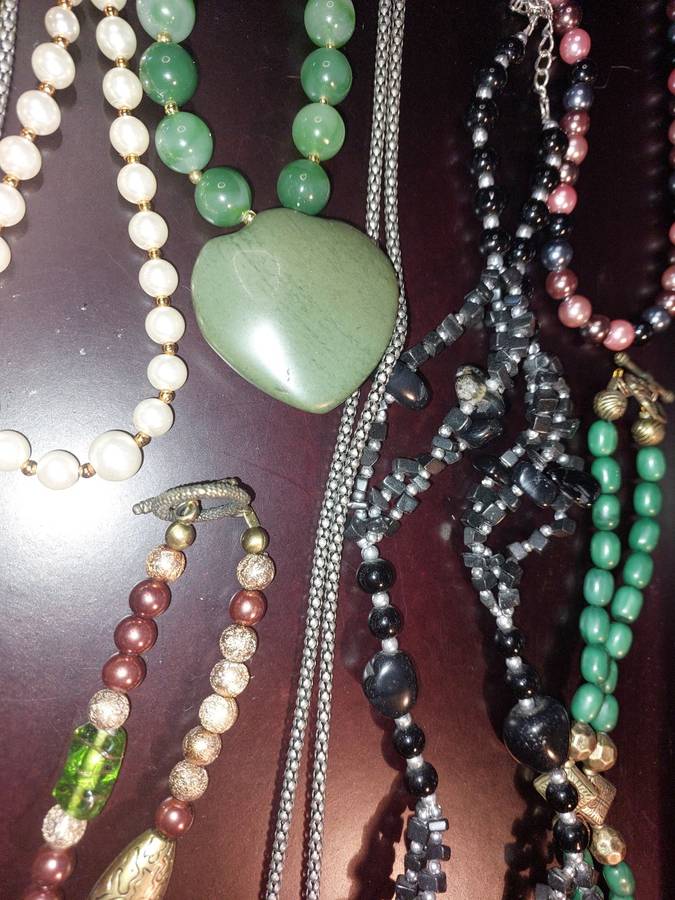 A BULK JOBLOT FASHION  COSTUME NECKLACES SOLD AS IS