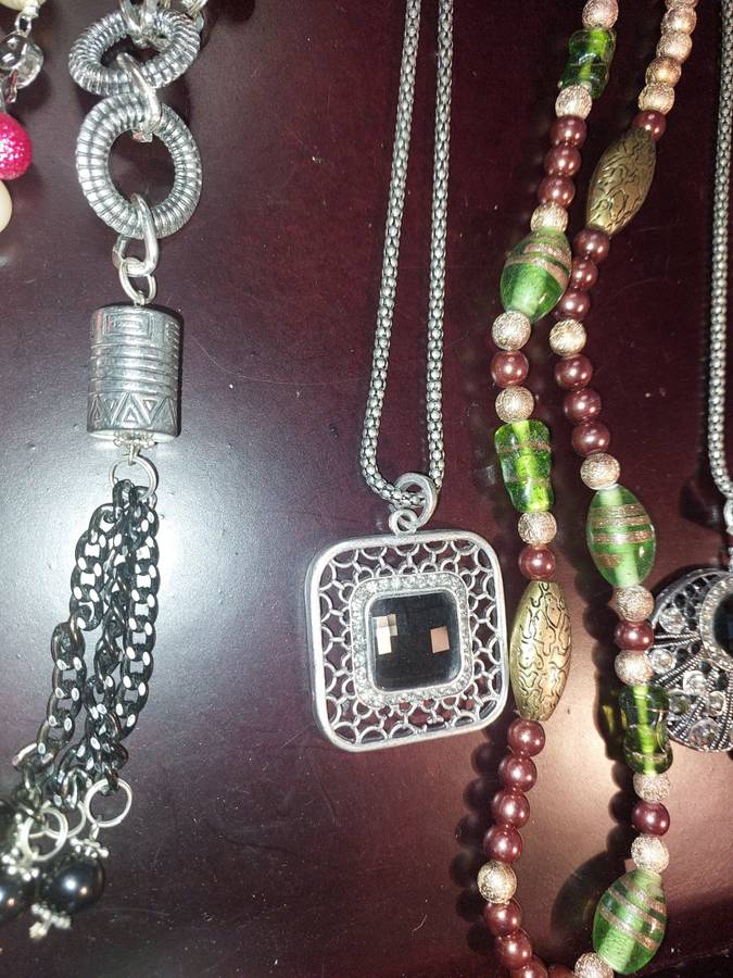 A BULK JOBLOT FASHION  COSTUME NECKLACES SOLD AS IS