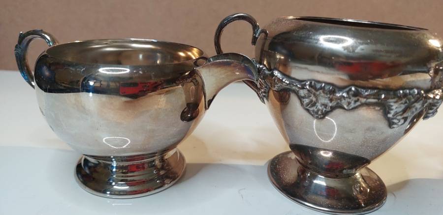 A VINTAGE COLLECTION SILVER PLATED SUGAR BOWLS AND MILK POTS SOLD AS IS