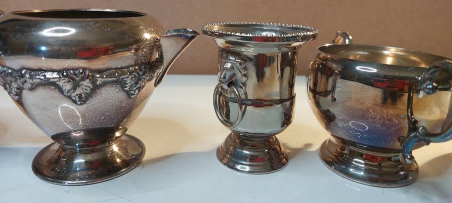 A VINTAGE COLLECTION SILVER PLATED SUGAR BOWLS AND MILK POTS SOLD AS IS