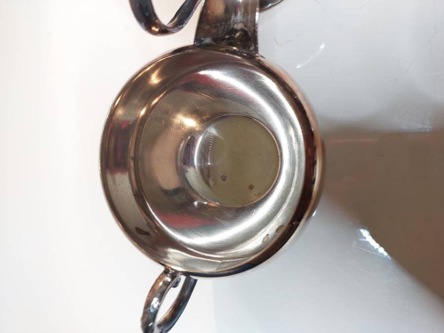A VINTAGE COLLECTION SILVER PLATED SUGAR BOWLS AND MILK POTS SOLD AS IS