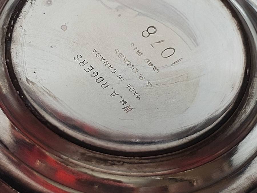 A VINTAGE COLLECTION SILVER PLATED SUGAR BOWLS AND MILK POTS SOLD AS IS