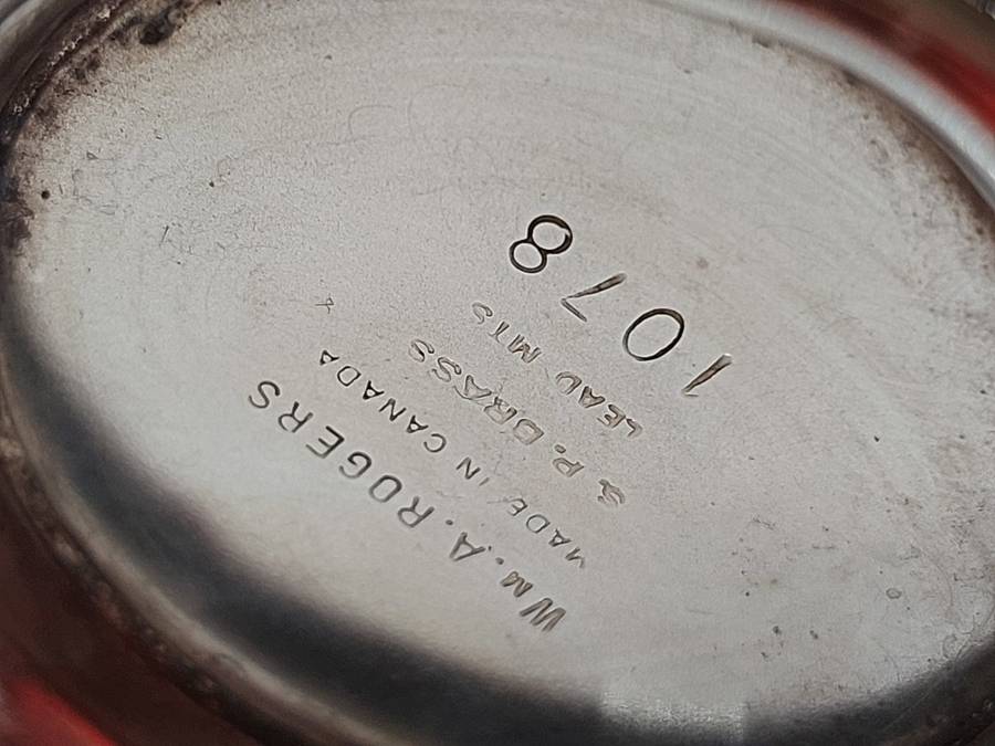 A VINTAGE COLLECTION SILVER PLATED SUGAR BOWLS AND MILK POTS SOLD AS IS