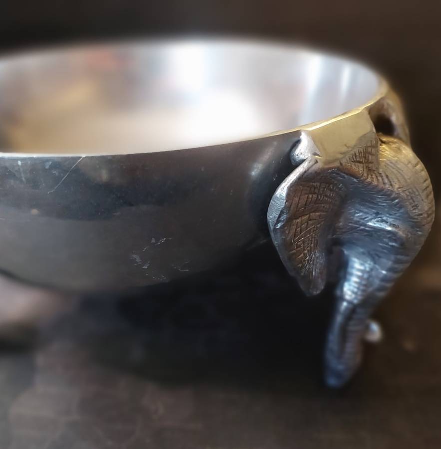 AN ART DECOR ELEPHANT-LEGGED ALUMINUM ALLOY SERVING BOWL