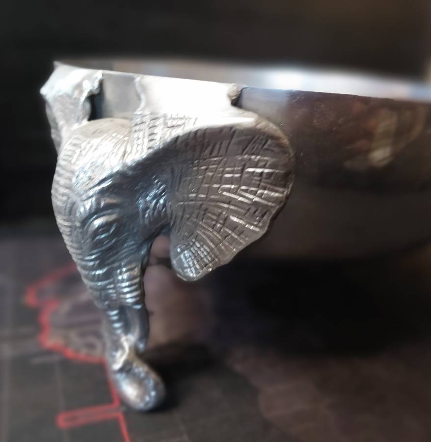 AN ART DECOR ELEPHANT-LEGGED ALUMINUM ALLOY SERVING BOWL
