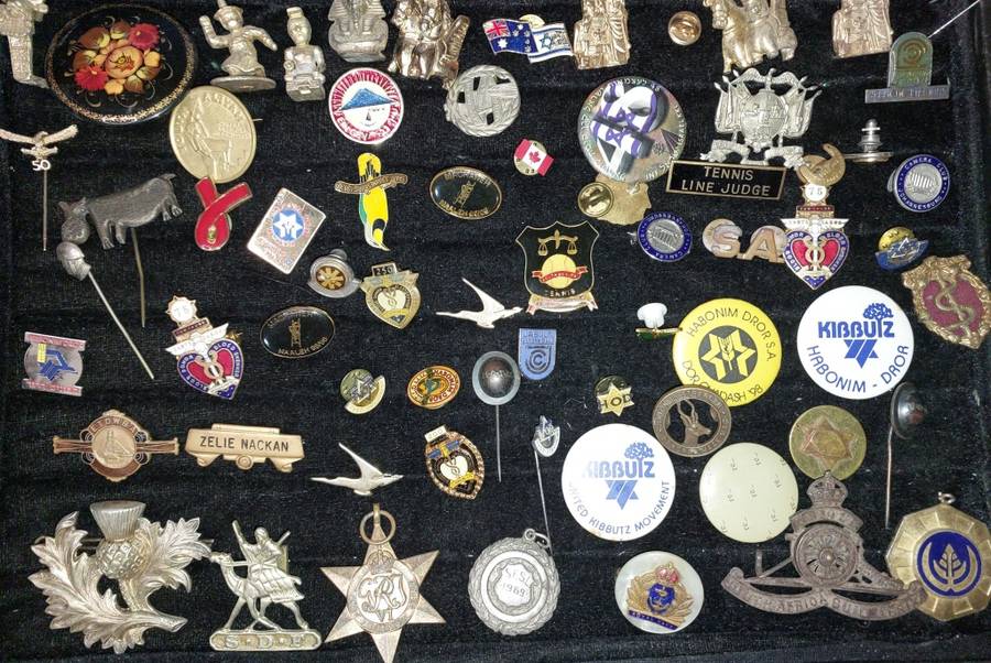 A VINTAGE JOB LOT BADGES AND MEDALLIONS SOLD AS IS