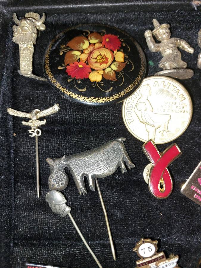 A VINTAGE JOB LOT BADGES AND MEDALLIONS SOLD AS IS