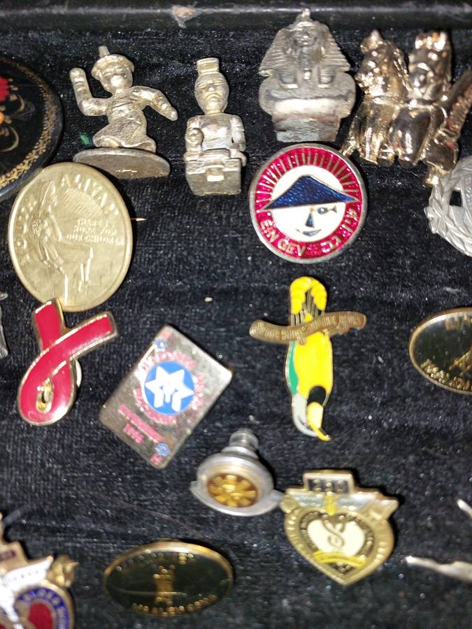 A VINTAGE JOB LOT BADGES AND MEDALLIONS SOLD AS IS
