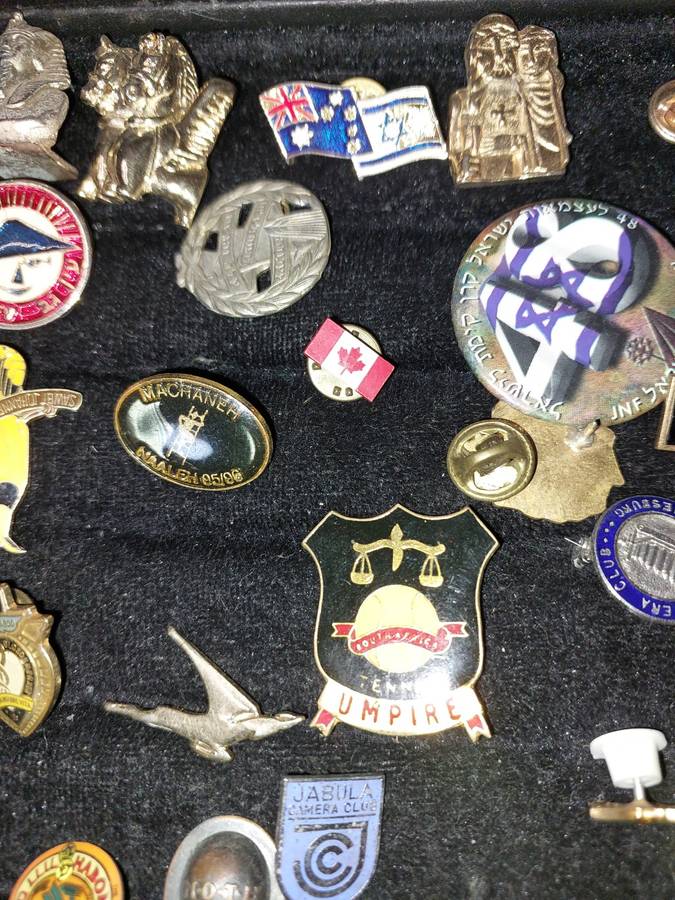 A VINTAGE JOB LOT BADGES AND MEDALLIONS SOLD AS IS