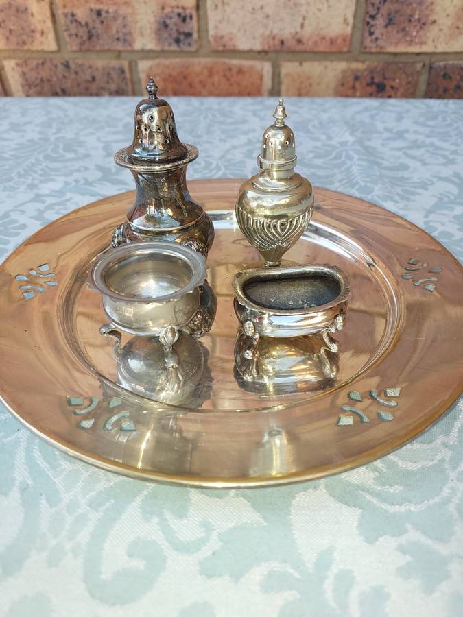 A VINTAGE COLLECTION KITCHENALIA UTENSILS