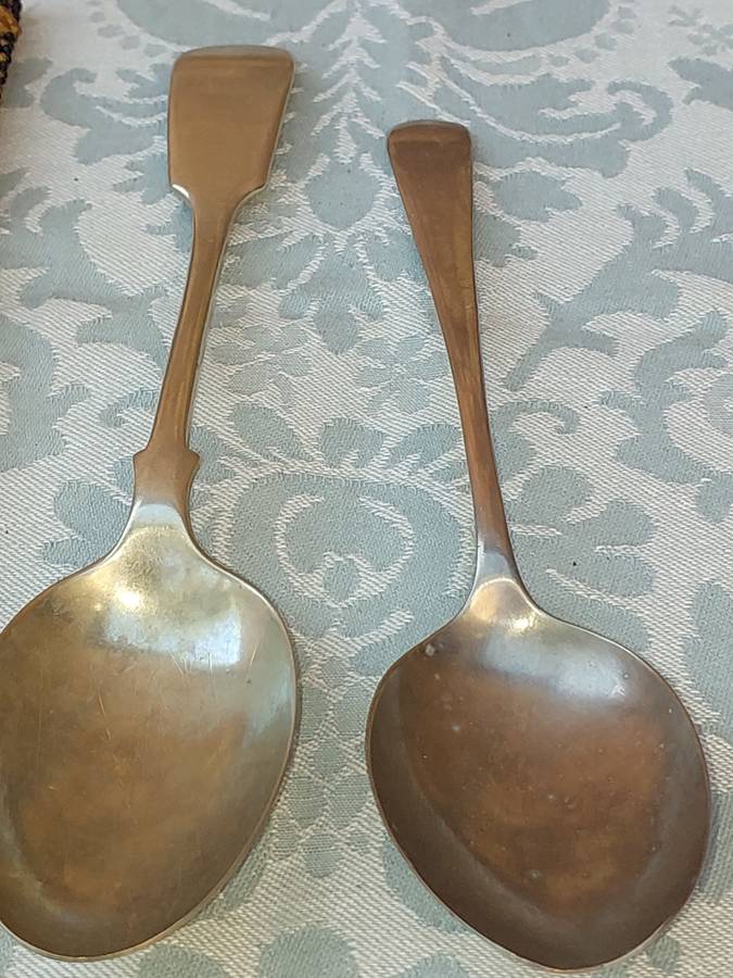 A MIXED JOBLOT CUTLERY SOLD AS IS