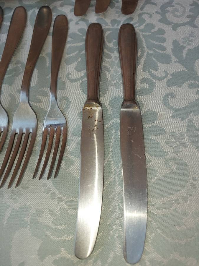 A COLLECTION JOB LOT OF 13-PIECE VINTAGE CUTLERY
