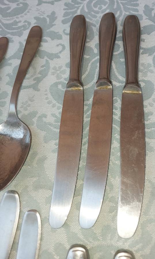A COLLECTION JOB LOT OF 13-PIECE VINTAGE CUTLERY
