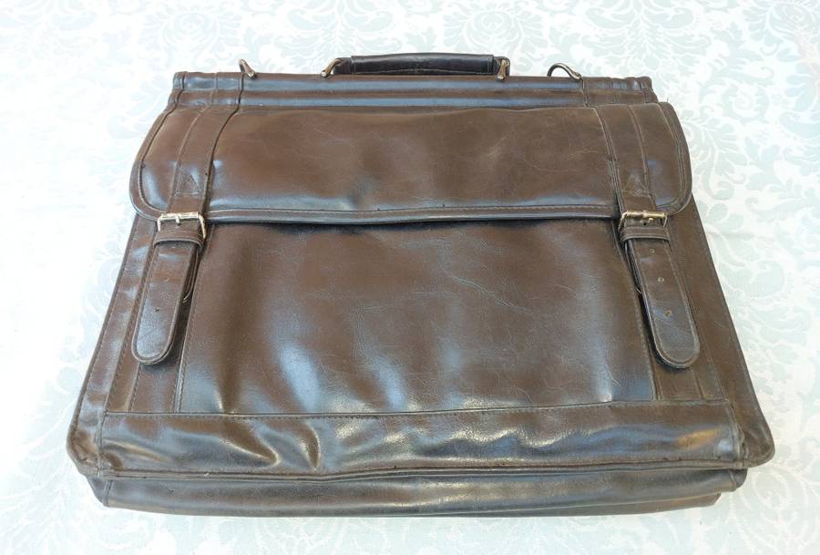A GENUINE BLACK LEATHER EXECUTIVES BRIEF CASE