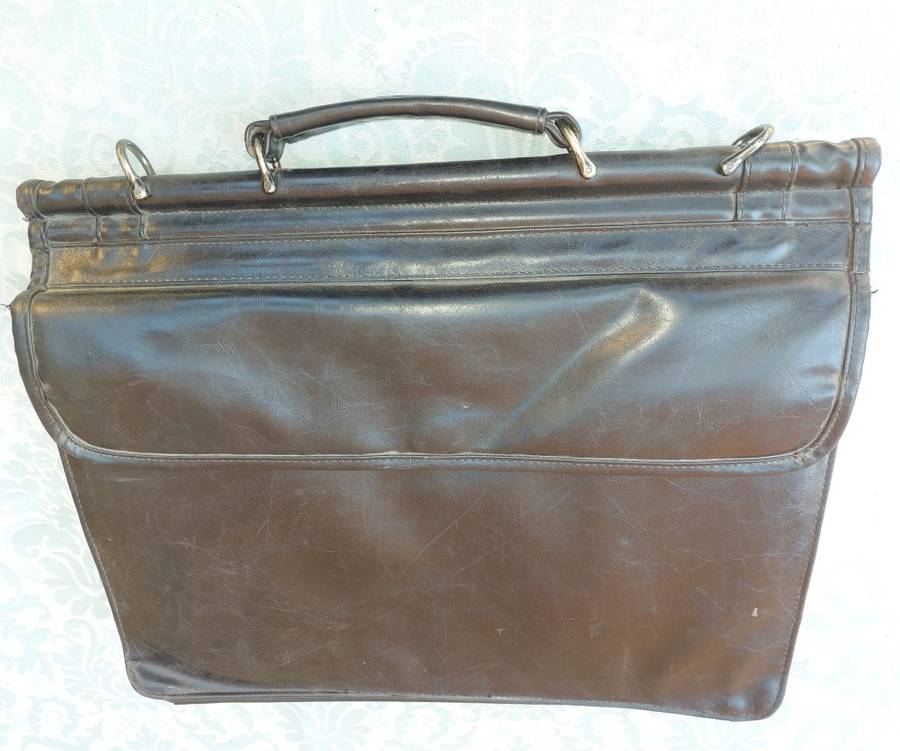 A GENUINE BLACK LEATHER EXECUTIVES BRIEF CASE