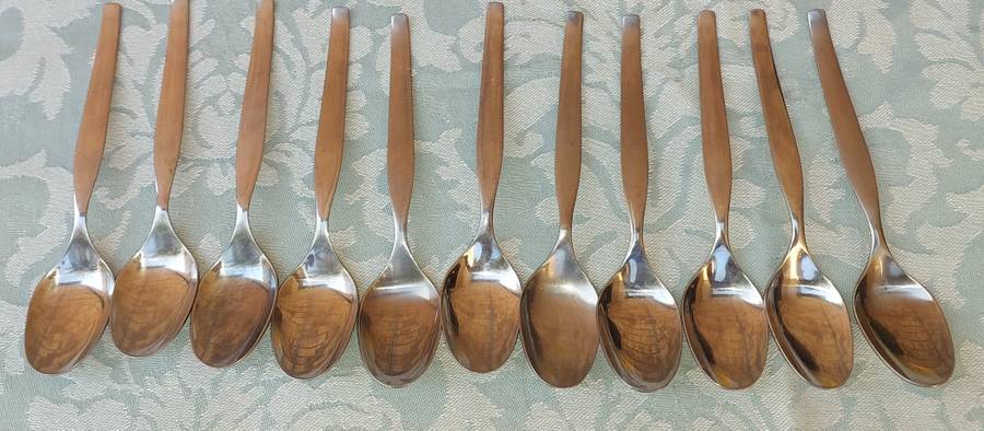 A VINTAGE SET OF 11 STAINLESS STEEL TEASPOONS SOLD AS IS