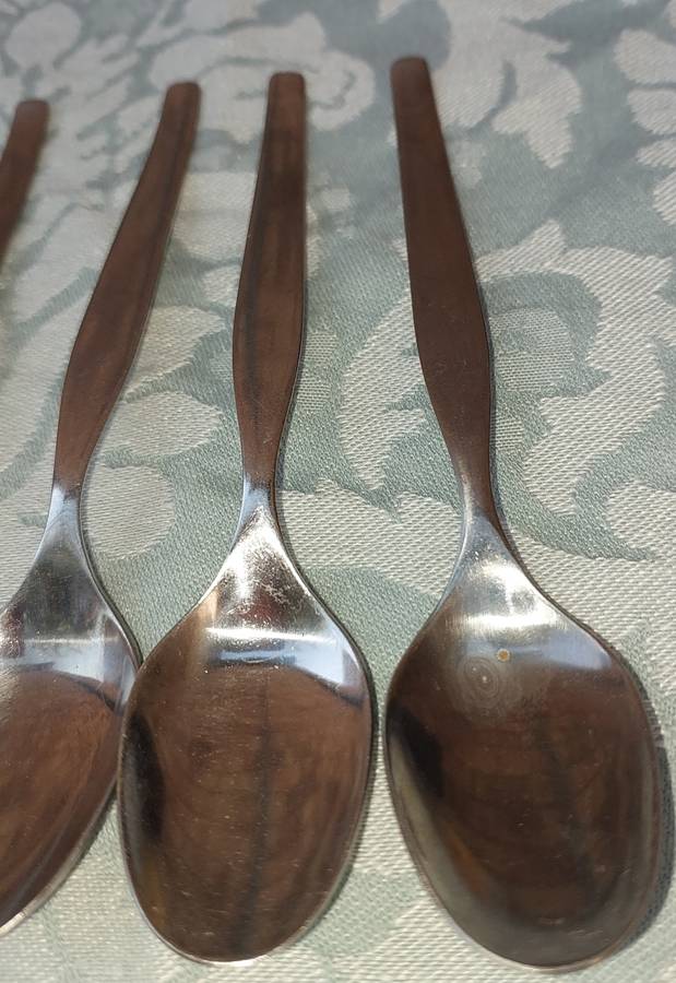 A VINTAGE SET OF 11 STAINLESS STEEL TEASPOONS SOLD AS IS