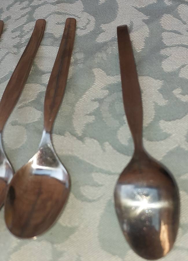 A VINTAGE SET OF 11 STAINLESS STEEL TEASPOONS SOLD AS IS