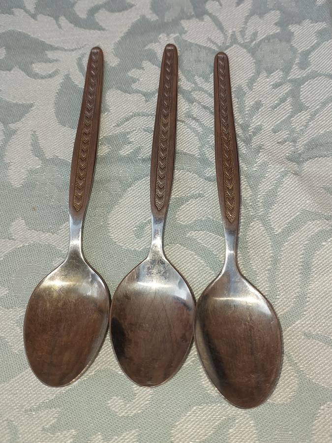 A VINTAGE SET OF 11 STAINLESS STEEL TEASPOONS SOLD AS IS