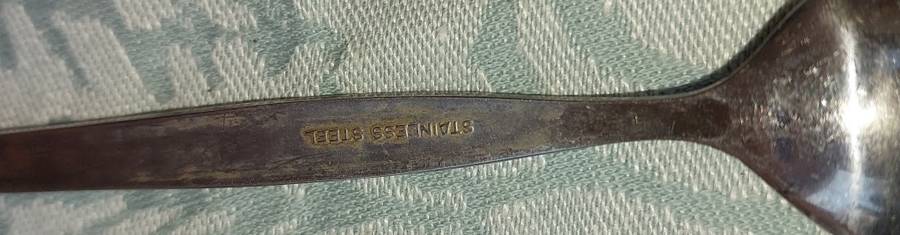 A VINTAGE SET OF 11 STAINLESS STEEL TEASPOONS SOLD AS IS