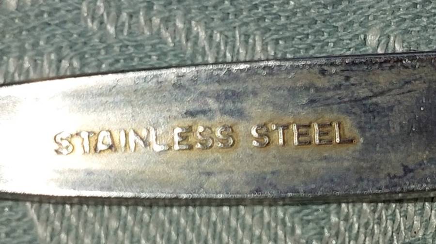 A VINTAGE SET OF 11 STAINLESS STEEL TEASPOONS SOLD AS IS