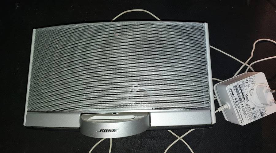 A BOSE DOCKING STATION POWERS UP SOLD AS IS NOT TESTED