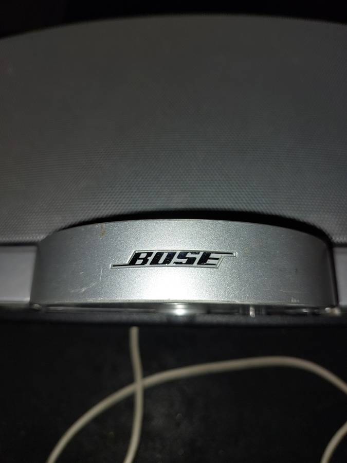 A BOSE DOCKING STATION POWERS UP SOLD AS IS NOT TESTED