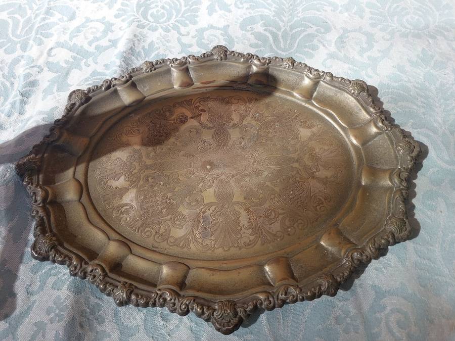 AN ANTIQUE EDWARDIAN OVAL SILVER PLATED SERVING TRAY