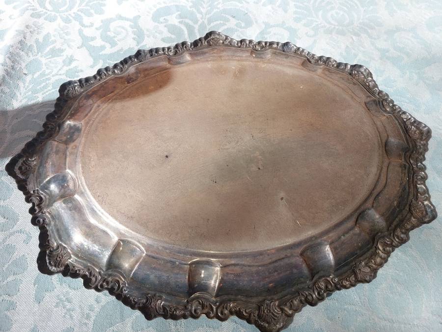 AN ANTIQUE EDWARDIAN OVAL SILVER PLATED SERVING TRAY