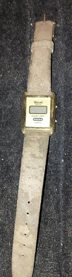 A COLLECTION OF FASHION QUARTZ WOMANS WATCHES