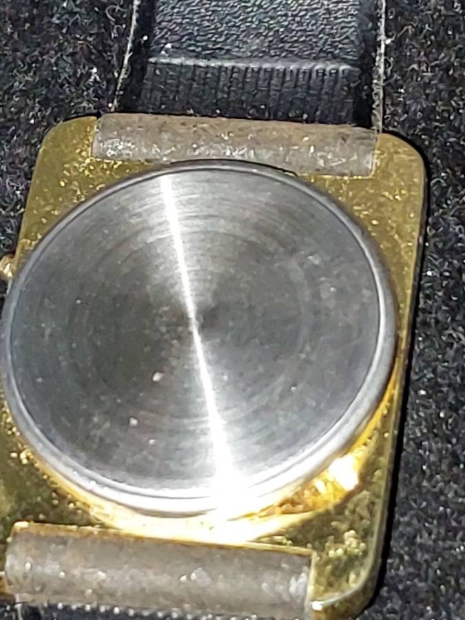 A COLLECTION OF FASHION QUARTZ WOMANS WATCHES