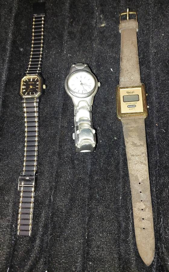 A COLLECTION OF FASHION QUARTZ WOMANS WATCHES