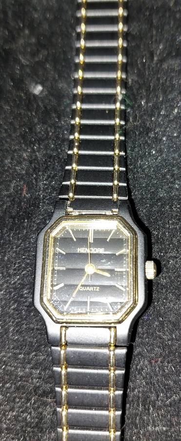 A COLLECTION OF FASHION QUARTZ WOMANS WATCHES