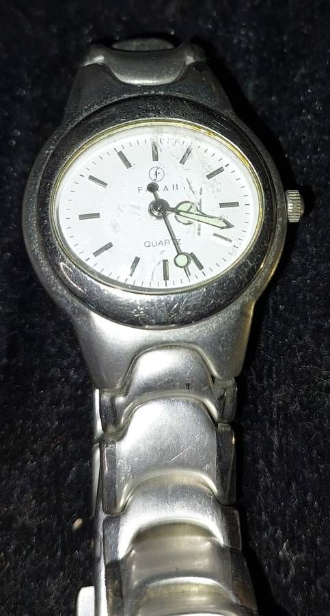 A COLLECTION OF FASHION QUARTZ WOMANS WATCHES