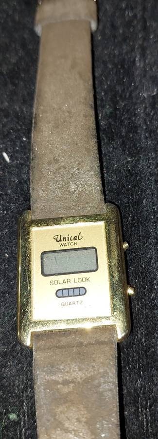 A COLLECTION OF FASHION QUARTZ WOMANS WATCHES