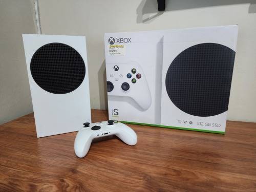 XBox S Series 512GB includes 1 remote and original box Immaculate