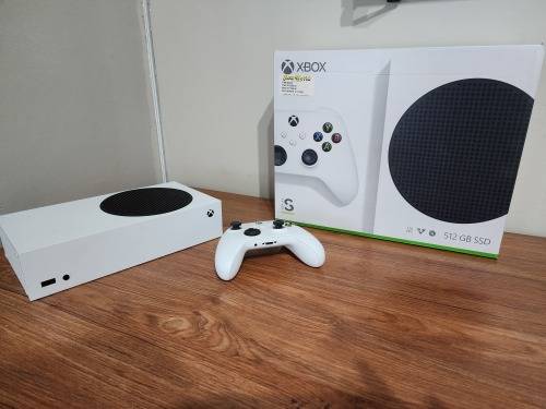 XBox S Series 512GB includes 1 remote and original box Immaculate