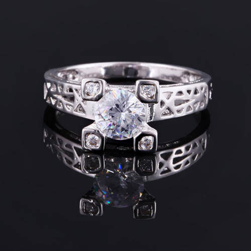 BEST OFFER!!!! - ABSOLUTELY IMPRESSIVE CLEAR CRYSTAL RING - FIRST TIME EVER ON R1.00 AUCTION!