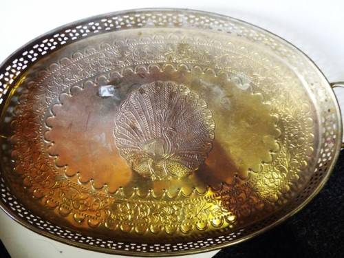 STUNNING OVAL TIN TRAY WITH PEACOCK DESIGN