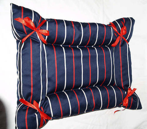 DOGGIE BEDS FOR SMALL TO MED DOGS