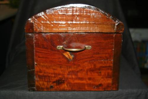 WOODEN CHEST 40CM (L) X 27CM (H) X 27 (W) SEE BELOW
